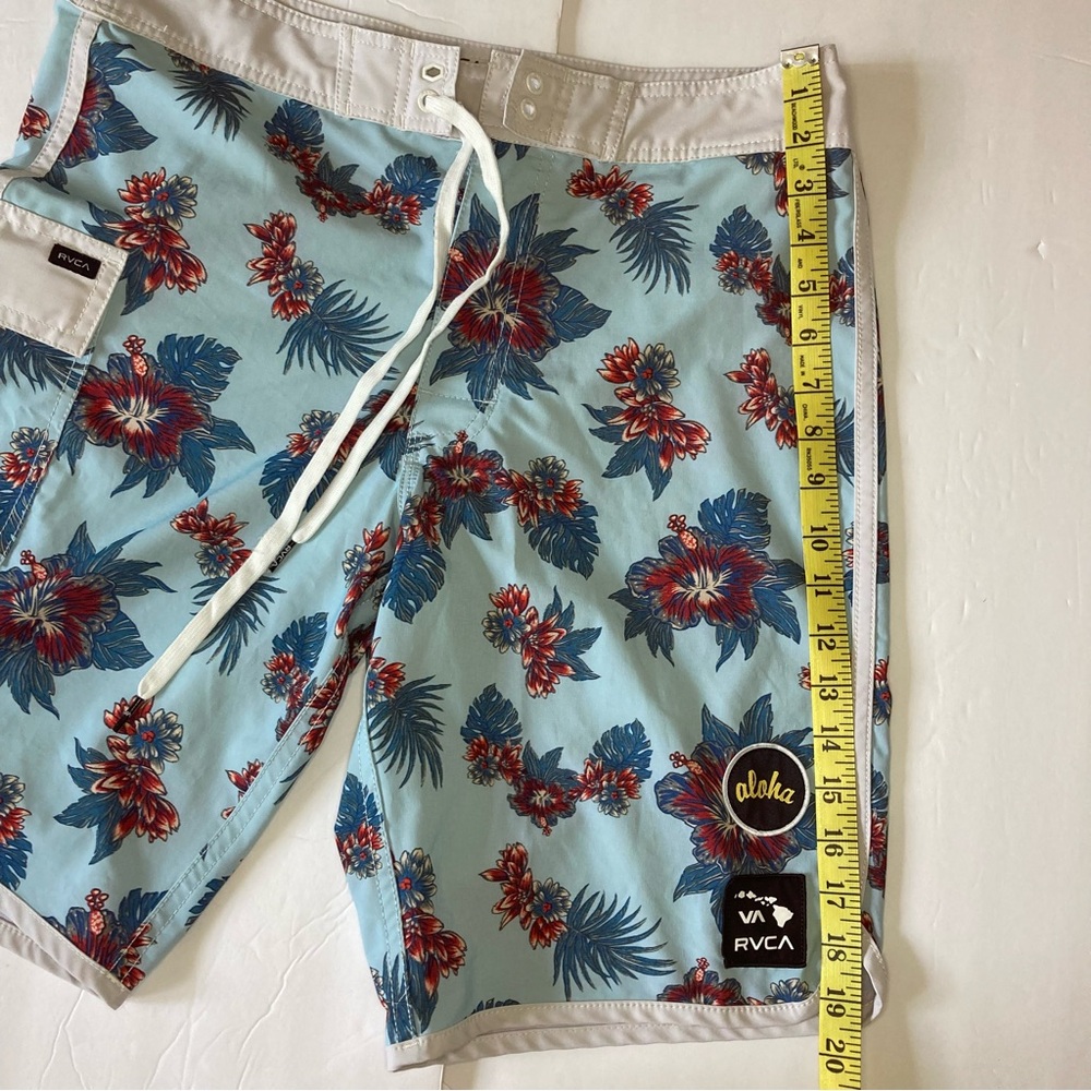 RVCA / Board shorts with a tropical floral print - Picture 10 of 10